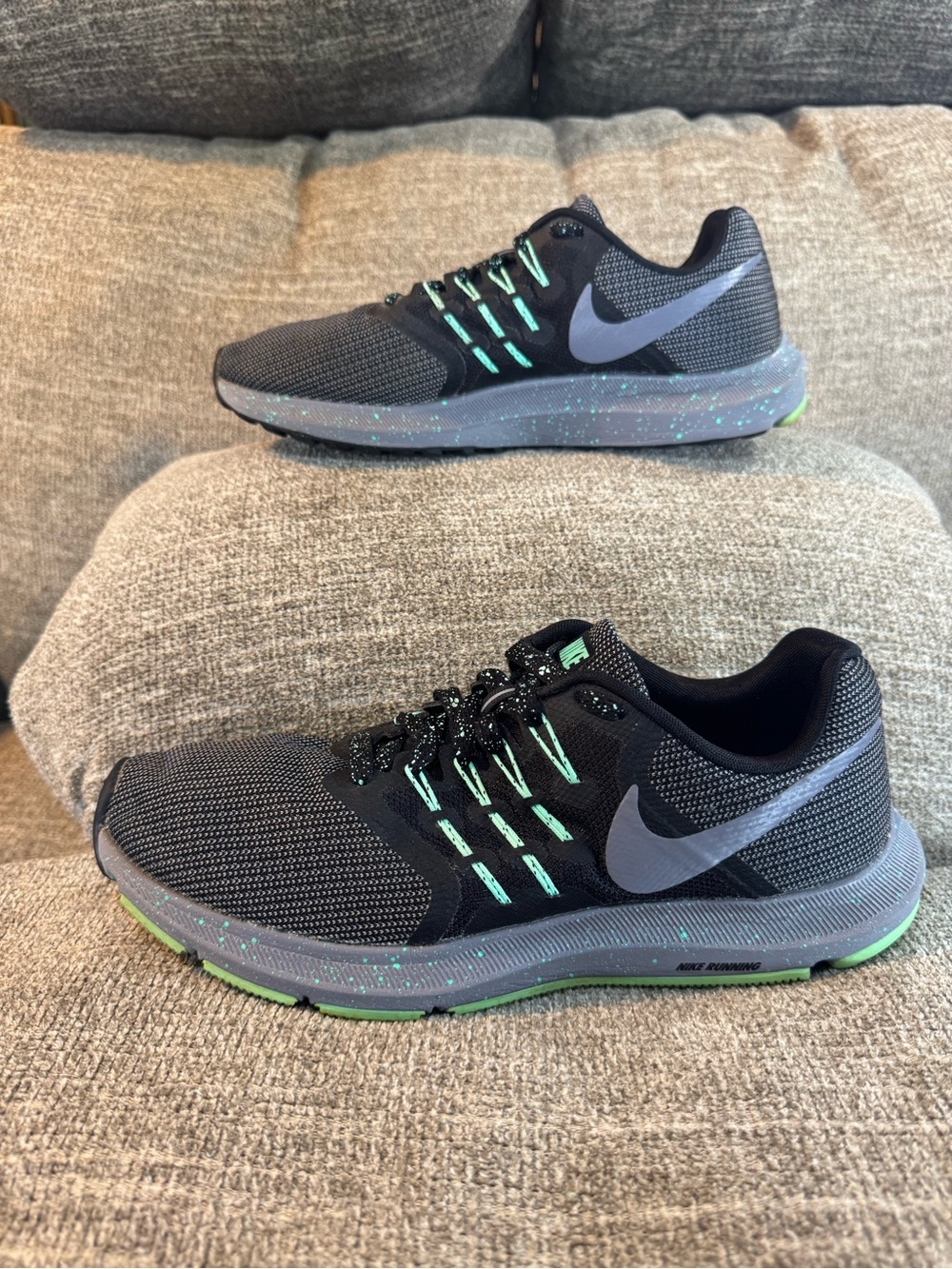 Nike Run Swift SE Special Edition Women’s Gunsmoke/Green Glow AR1904-001 Size 9 - Picture 2 of 12